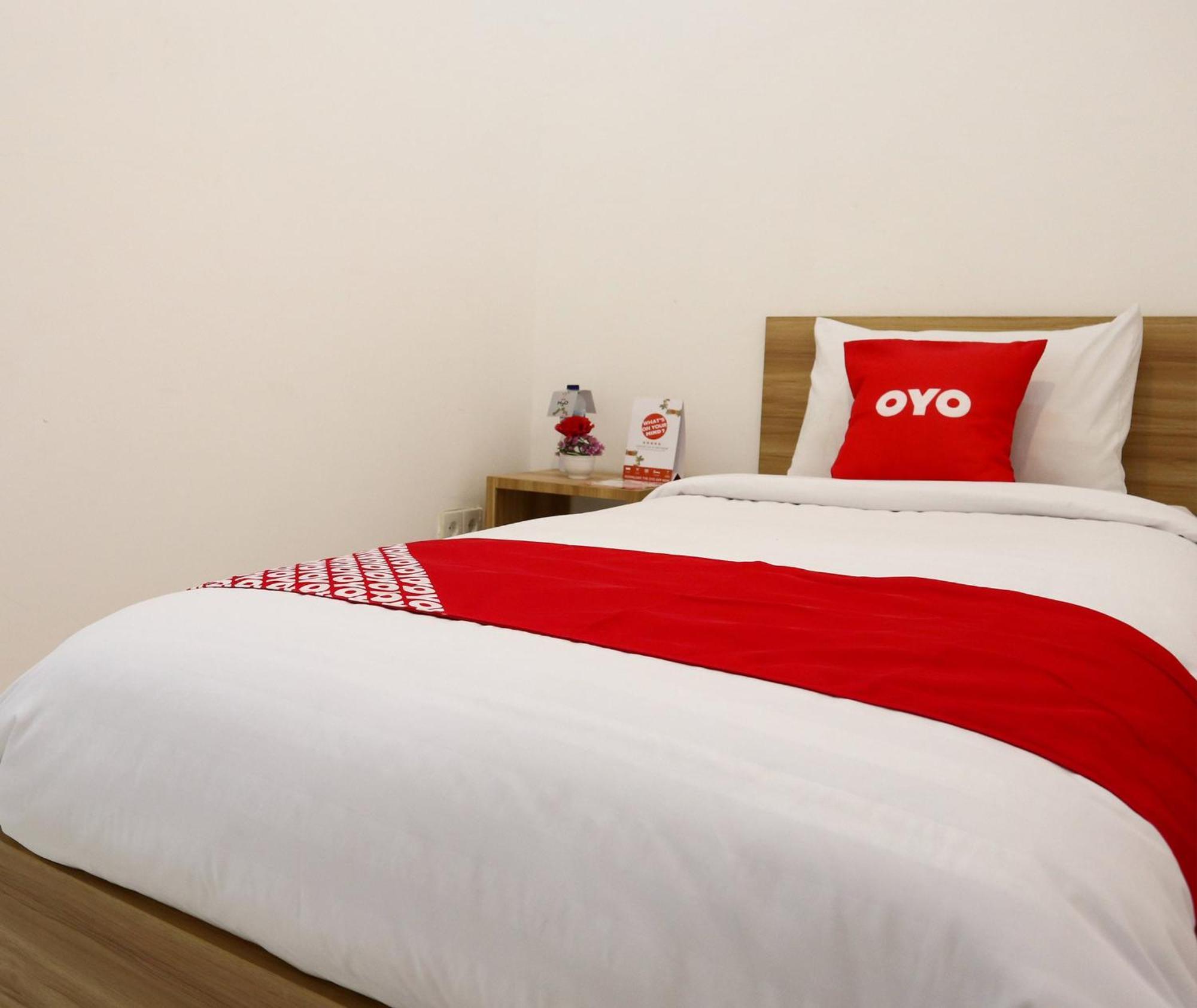 Oyo 1191 Monalisa Residence And Cafe Padang  Esterno foto
