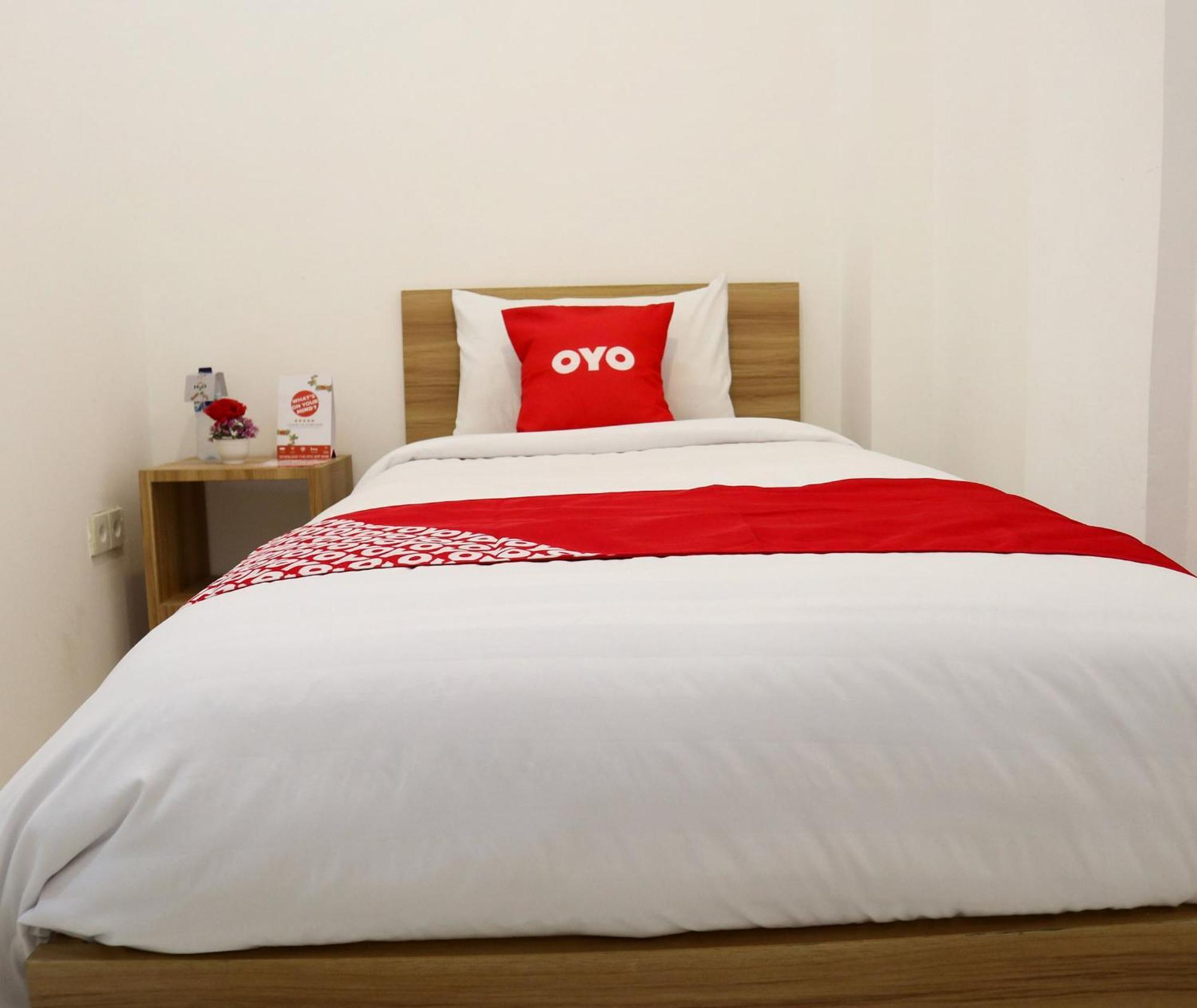 Oyo 1191 Monalisa Residence And Cafe Padang  Esterno foto