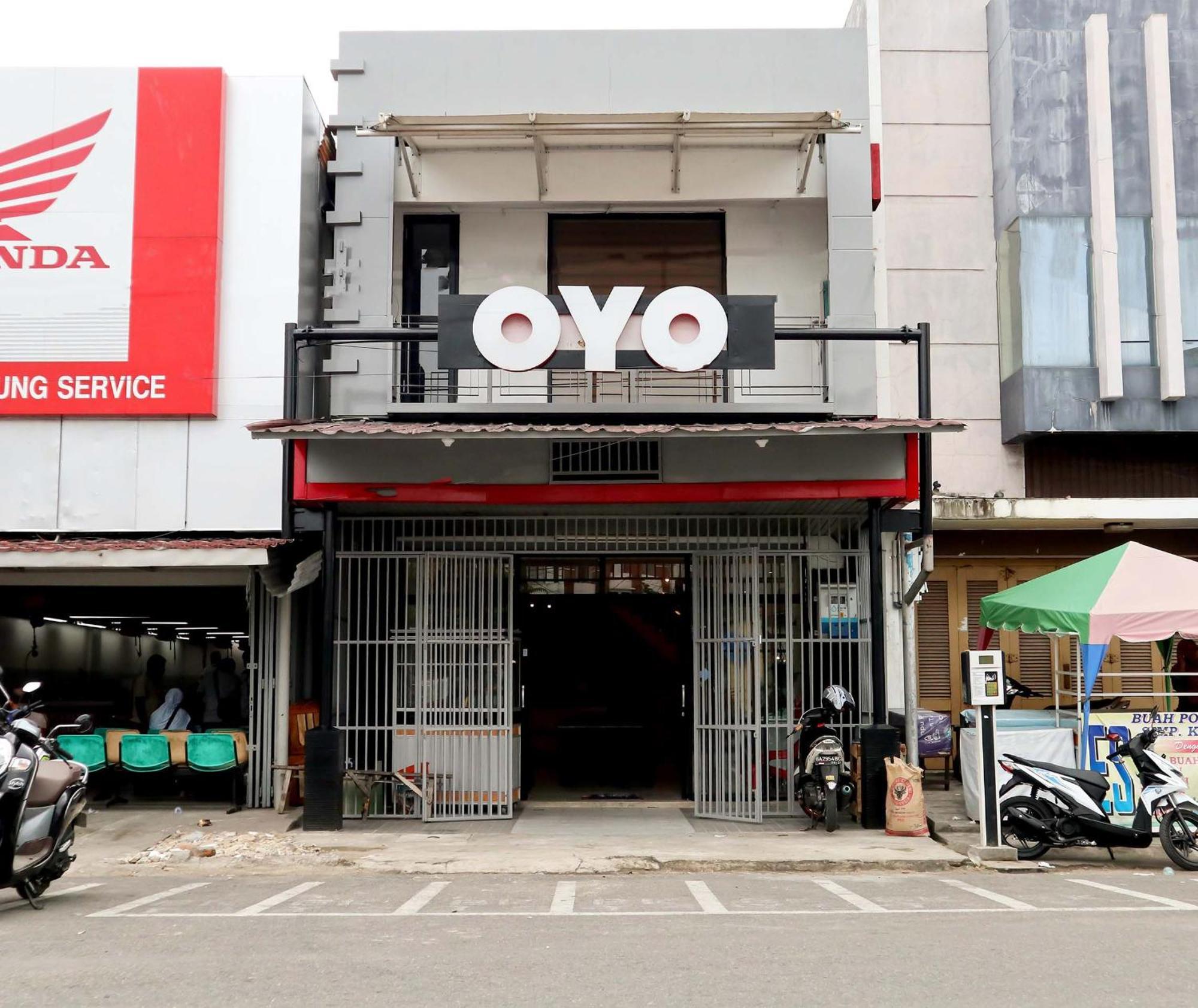 Oyo 1191 Monalisa Residence And Cafe Padang  Esterno foto